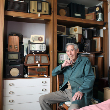 © Elisabeth Blanchet, "Ted Carter in one of the 2 bedrooms of his prefab on the Excalibur Estate", July 2012.